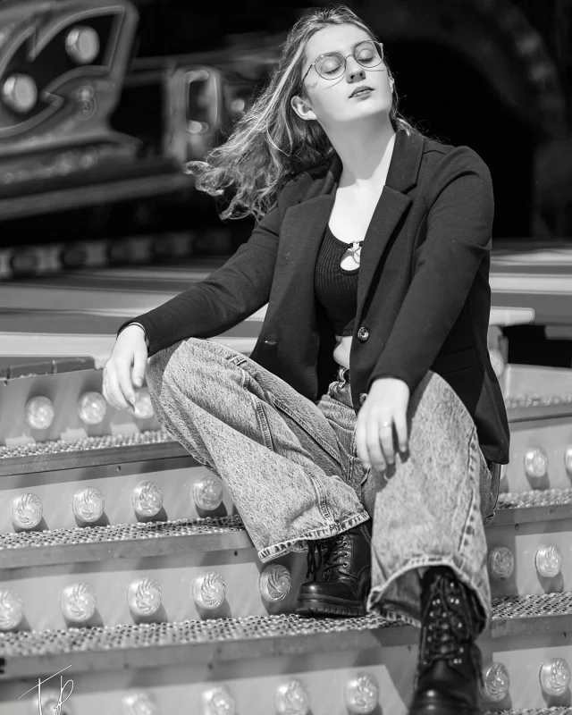 Sometimes, stripping away the colors brings out the soul of the moment. Have a great Sunday 😊
—————————-
Feel free to drop a comment, we really appreciate it 🙏
—————————-
#hamburg #hamburgerdom #portrait #blackandwhitephotography #blackandwhite #bnwphotography #bnwphotography #bnwportrait #modelshoot #outdoorshoot #schwarzweissfotografie #karussell #modelportrait #streetstyle #streetphotography #tapaphoto #canonphotography