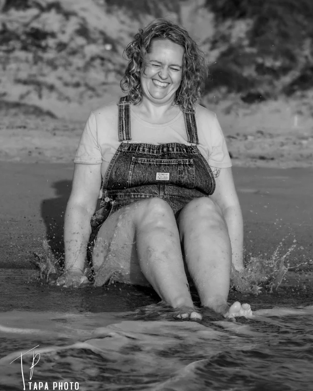 Having some fun during our shooting at the beach on the west coast of Denmark 🇩🇰 leave a comment if you like 😊 we appreciate it - have a great Sunday ☀️
——————————-
#denmark #dänemark #danmark #beach #beachphotography #beachportraits #strand #meer #sehnsuchtnachmeer #playingwiththewaves #portraitphotography #modelshoot #womanportrait #danishmodel #bjerregård #hegnet #hvidesande #latzhose #dungarees #overalls #jeans #jeanslovers #wetjeans #wetdungarees #tapaphoto #canonphotography